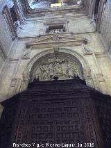 Catedral de Jaén. Fachada Interior. Relieve sobre la Puerta de los Fieles