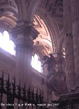 Catedral de Jaén. Presbiterio. Ángel con candelabros