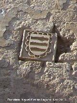 Castillo de La Guardia. Torre del Homenaje. Escudo de los Messa con restos de estuco a su alrededor