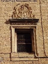 Catedral de Jaén. Fachada Sur. Ventana con escudo