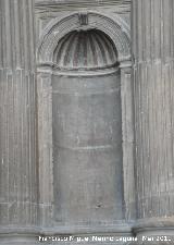 Catedral de Jaén. Fachada Sur. Dibujo y policromía de la concha en la hornacina inferior izquierda