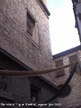 Catedral de Jaén. Fachada Sur. Adornada para las Jornadas Medievales. Esquina de la Catedral con el escudo de la Catedral en alto y el del Obispo abajo.