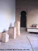 Iglesia de la Magdalena. Restos con inscripciones romanas en el patio y puerta de acceso al minarete