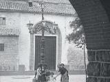 Iglesia de la Magdalena. Foto antigua. Puerta desaparecida. Archivo IEG