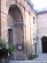 Convento de las Bernardas. Entrada a la capilla y a la derecha la entrada al Convento