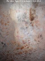 Pinturas rupestres de la Cueva de Golliat. Restos de pinturas rupestres entre pintadas actuales