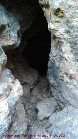 Paso de la Serrezuela. Pequea cueva a la entrada