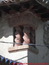 Casera de la Vereda. Columnas y tejas vidriadas azules
