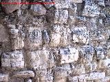 Muralla de Jan. Lienzo desde el Torren desmochado al Torren oculto. Detalle del lienzo que parte del torren desmochado sus piedras son minerales