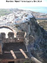 Castillo de Salobrea. Puerta de la Alcazaba. Azotea y Salobrea al fondo
